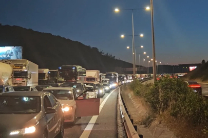Kuzey Marmara Otoyolu’nda kamyonun çarptığı tabela devrildi: Trafik yoğunluğu oluştu
