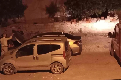 Araç motoruna giren kedi kurtarıldı
