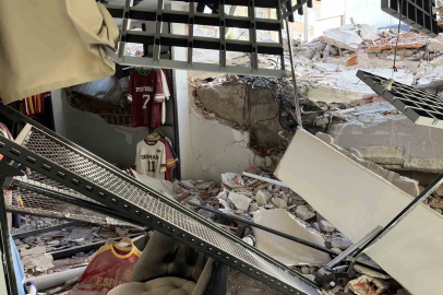 Güngören’de yıkım sırasında çöken bina, bitişiğindeki 2 binaya zarar verdi
