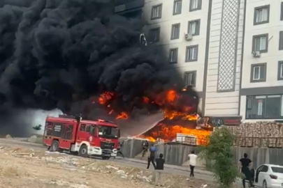 Şanlıurfa’da depoda çıkan yangın binayı sardı
