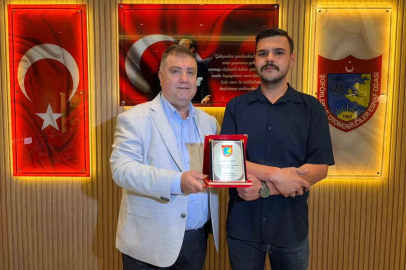Yardımsever taksiciye plaket
