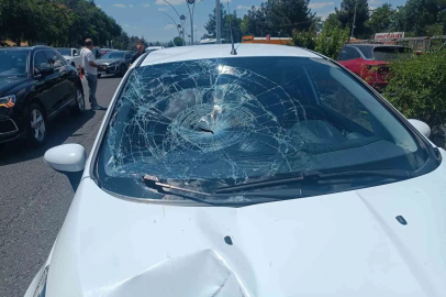 Diyarbakır’da yolun karşısına geçmeye çalışan şahsa araba çarptı
