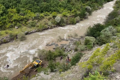 Artvin’de dereye düşen aracı sudan çıkartmak ve baba ile oğlunu bulmak için çalışmalar sürüyor
