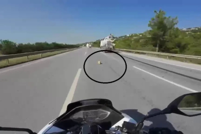 Mikserden düşen malzeme motosiklet sürücüsünü ölümle burun buruna getirdi
