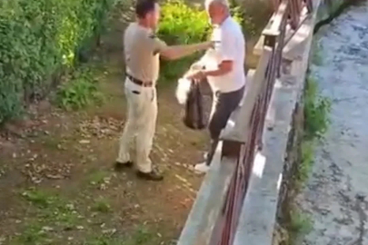 Akşemseddin Hazretleri Türbesi’nin bahçesinde içki içen şahsa vatandaşlardan teki
