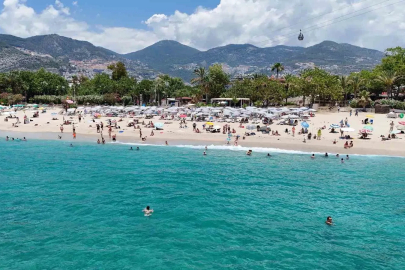 Alanya’da hava sıcaklığı 30 dereceyi gördü, turistler sahile koştu
