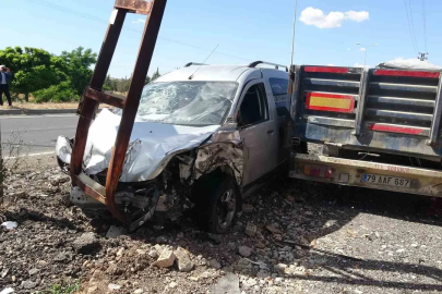 Ters yönden giden hafif ticari araç direğe çarptı: 1 yaralı
