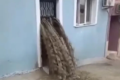 Sel suları evinin içinden geçti: Ölümden döndü
