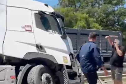 Karacabey’de ön lastiği patlayan tır refüje girdi

