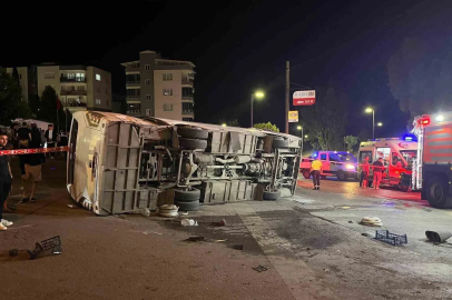 İzmir’de servis otobüsü ile otomobil çarpıştı: 4 yaralı

