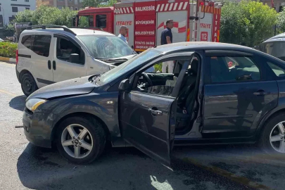 Balıkesir’de otomobiller çarpıştı: 3 yaralı
