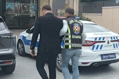 Beylikdüzü’nde araç sürücü motosikletliye saldırdığı anlar kamerada
