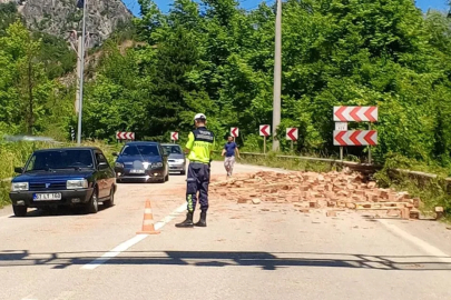 Yola saçılan tuğlalar ulaşımı tek yöne düşürdü
