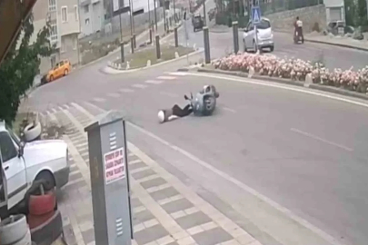 Kaldırıma çarpan motosiklet ve sürücünün yola savrulduğu anlar kameraya yansıdı: 1 yaralı
