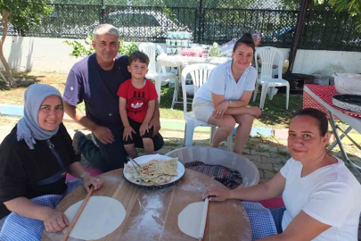 Burhaniye’de okul yararına gözleme yaptılar
