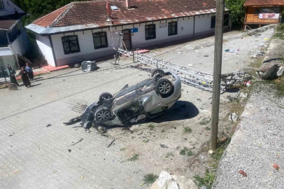 Takla atan otomobil aydınlatma direğine çarptı: 1 yaralı
