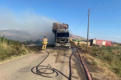 Hatay’da saman balyası yüklü tır alevlere teslim oldu
