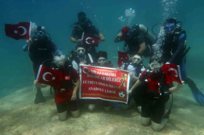 Liseli gençlerden milli takıma sualtından destek
