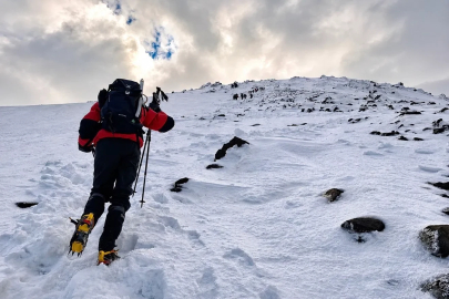 Kar ve tipiye rağmen Ağrı Dağı’na tırmanan dağcılar, tırmanışı kayıp dağcıya adadı
