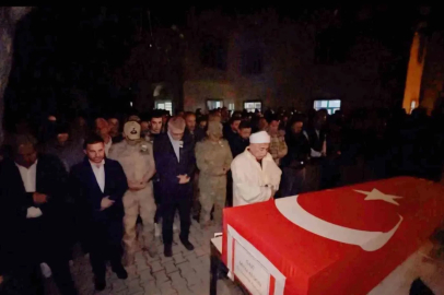 Ankara’dan getirilen gazi Mirza Keskin’in naaşı, Yüksekova’da düzenlenen törenle toprağa verildi

