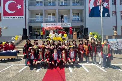 Öğrencilerin mezuniyet sevinci
