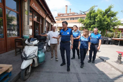 Tarsus’ta zabıtadan esnafa ortak kullanım alanı bilgilendirmesi
