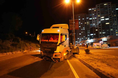 Lastiği patlayan tır, önce su kanalına sonra refüje çarptı: 1 yaralı
