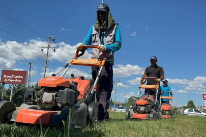 Adıyaman’da park ve bahçelere yaz bakımı
