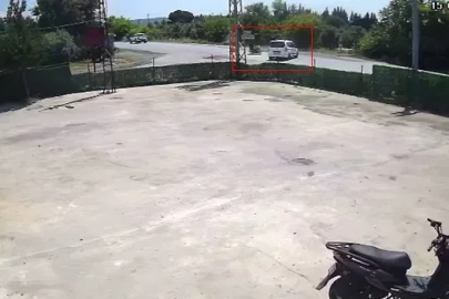 Hafif ticari araca ok gibi saplanan motosikletteki 2 kişi metrelerce havaya uçtu
