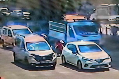 Adana’da feci kaza: Yolun karşısına geçerken iki aracın çarptığı çocuk hayatını kaybetti

