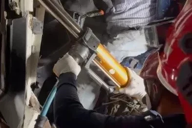 Park halindeki kamyona arkadan çarpan çekicinin sürücüsü yaralandı
