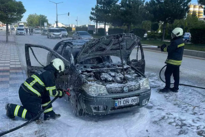 Park halindeki araç alev aldı
