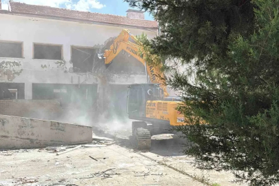 Menteşe’de 72 yıldır hizmet veren bina yıkılıyor
