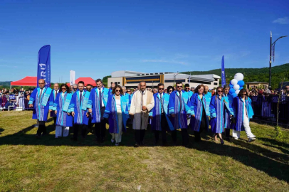 Binlerce üniversiteli mezuniyet heyecanı yaşadı
