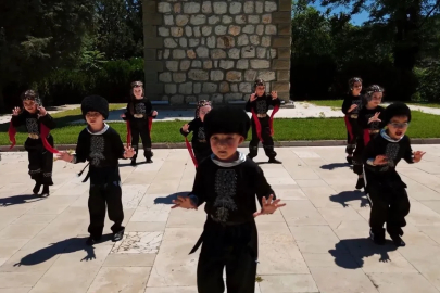 Kazak Türklerinin geleneksel yöresel kıyafetleri ile ünlü ’Kartal Dansı’nı sahnelediler
