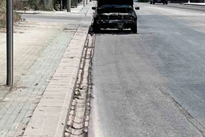 Yol kenarına bırakılan yanmış araç dikkat çekiyor

