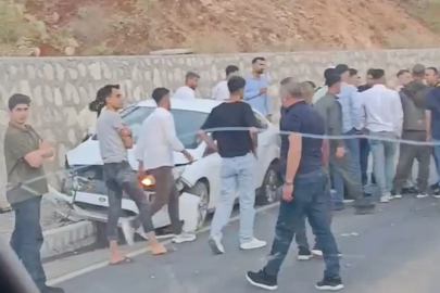 Siirt’te düğün konvoyunda korkutan kaza: 2 yaralı
