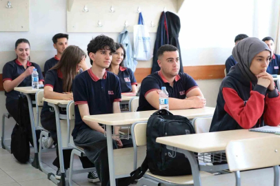 Vali Aydoğdu, Ulalar Anadolu Lisesi’nde öğrenci ve öğretmenlerle buluştu
