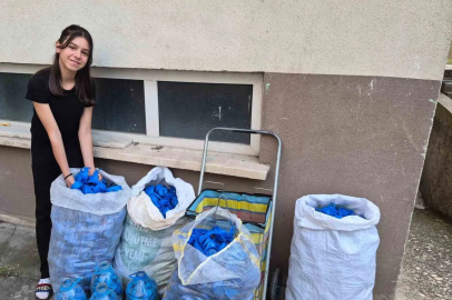 Boyu kadar mavi kapağı depremzedeler için topladı
