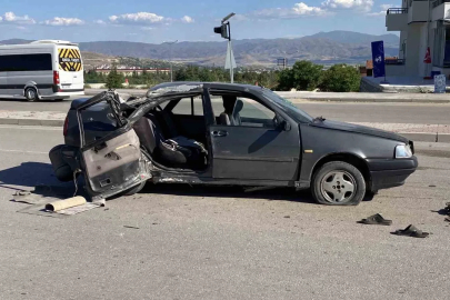 Elazığ’da otomobil, aydınlatma direğine çarptı: 1’i ağır 3 yaralı
