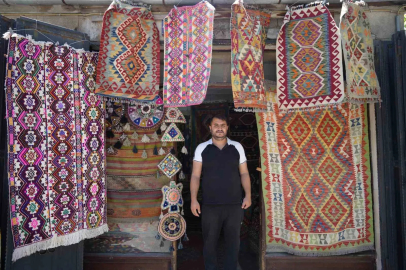 Yörük köylerinden topladığı halı ve kilimleri satarak geçmişi geleceğe taşıyor

