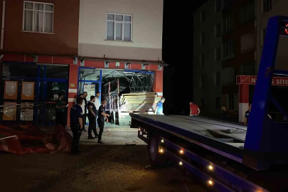 Kontrolden çıkan kamyon markete girdi: 1 ağır yaralı
