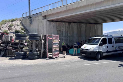 Damperi açılan kamyon köprüye çarptı: 1 ölü
