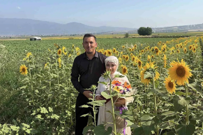 Osmaniye’de ayçiçeği tarlaları yeni evli çiftlerin gözdesi oldu
