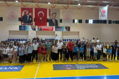 Burhaniye’de Geleneksel Çocuk Oyunlarında dereceye girenlere ödülleri verildi
