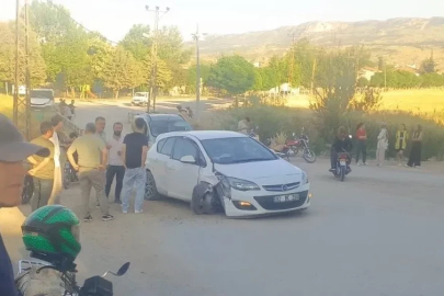 Otomobil elektrik direğine çarptı: 5 yaralı

