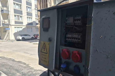 Eskişehir’de kapağı açık bırakılan elektrik panosu korkutuyor
