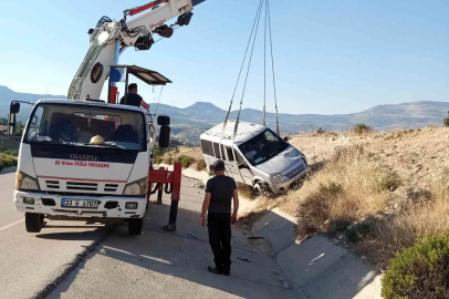 Levhaya çarpıp yoldan çıkan araçtakiler yara almadan kurtuldu
