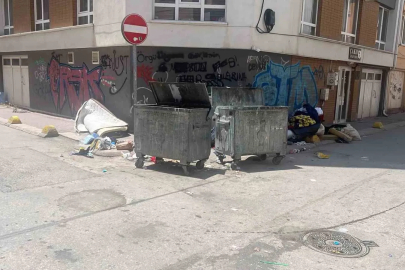 Tepebaşı’ndaki sokaklarda çevre ve görüntü kirliliğine sebep olan çöpler
