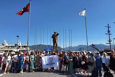 Denizli Büyükşehirin kurslarıyla yüzme öğrenen kadınlar denizle buluştu
